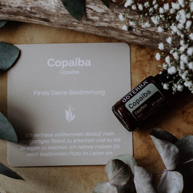 Kleiner Fläschchen mit Copalba-Öl und einer Beschreibung auf einem hellen Hintergrund.
